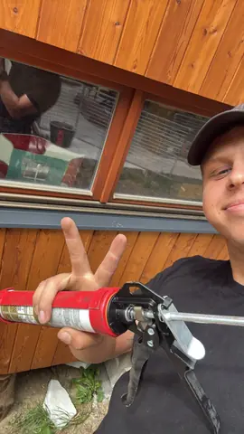 Jiří Škop při dokončování klempířského detailu parapetu