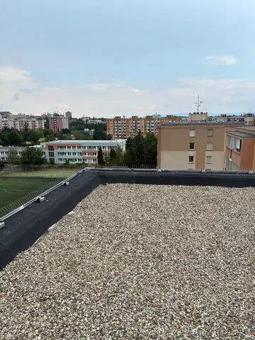 Dokončená plocha střechy s kačírkem a upravenými okraji