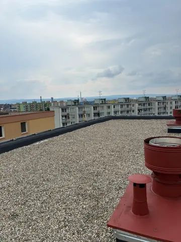 Plochá střecha s oplechovanými větracími prostupy